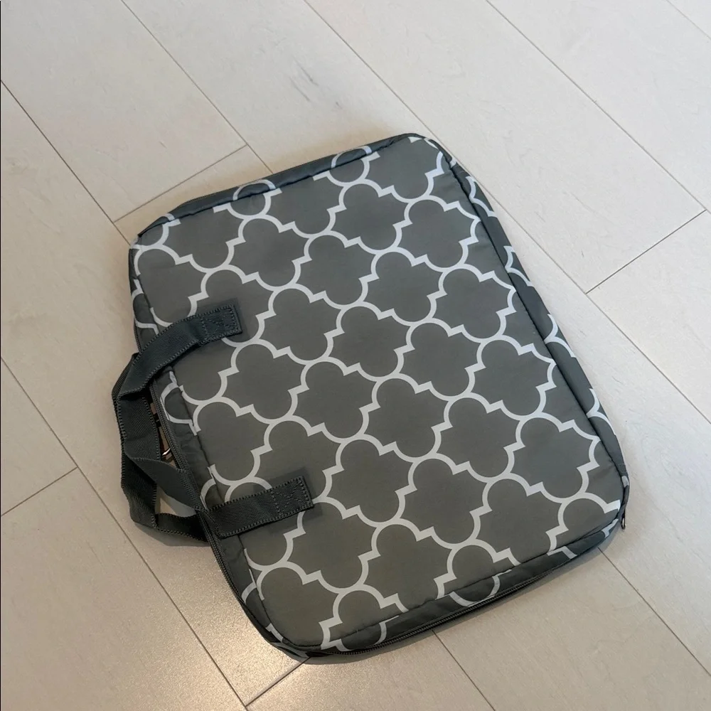 NWOT Rume Gray and White Patterned Makeup Travel Case
